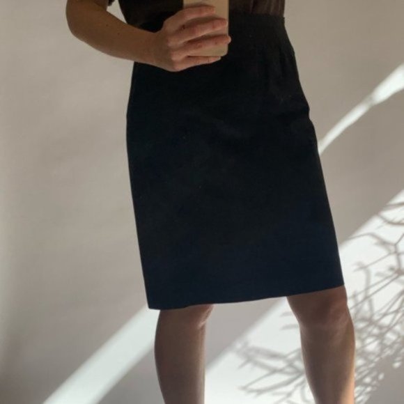 [SOLD] Vintage Black Genuine Suede Elasticated Waist Skirt Size Medium to Large - Picture 2 of 16